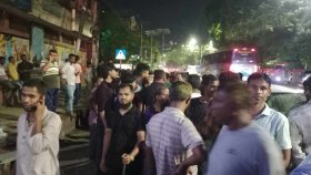 ধানমন্ডি ৩২ এর মোড়ে ছাত্র ও অ্যাক্টিভিস্টরা, ছড়িয়ে-ছিটিয়ে বিএনপির নেতাকর্মীরাও