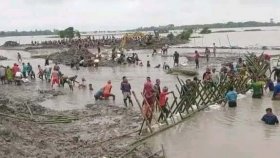খুলনায় বেড়িবাঁধ ভেঙে ১৯ গ্রাম প্লাবিত, লক্ষাধিক মানুষ সংকটে
