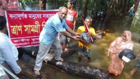 বন্যাদুর্গতদের শুকনো খাবার দিলো ওয়ার্কার্স পার্টি