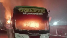 নারীকে চাপা দিয়ে টেনে নিয়ে গেলেন চালক, বাসে অগ্নিসংযোগ