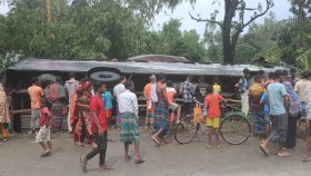টাঙ্গাইলে দুই বাসের প্রতিযোগিতার বলি এক পথচারী