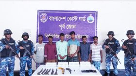 লাইটার জাহাজ ও মাছ ধরার নৌকায় ডাকাতির প্রস্তুতিকালে আটক ৬