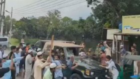 মহানবী (সা.)-কে কটূক্তি: গ্রেফতার যুবককে ‘ছিনিয়ে’ নিতে থানায় হামলা