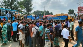 পুলিশ মামলা দেওয়ায় মহাসড়কের মাঝখানে ট্রাক দাঁড় করিয়ে বিক্ষোভ করলেন চালক