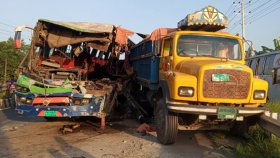 টাঙ্গাইলে বাস-ট্রাক সংঘর্ষে ৪ জন নিহত