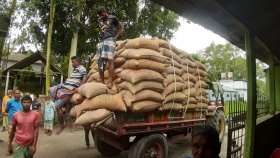 ঠিকাদারের গোডাউনে মিললো ৬০০ বস্তা সরকারি চাল, তদন্তে কমিটি