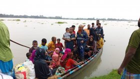 ৯৯৯ নম্বরে ফোন: বন্যার পানিতে আটকে পড়া শিশু-নারীসহ ৩৭ জনকে উদ্ধার