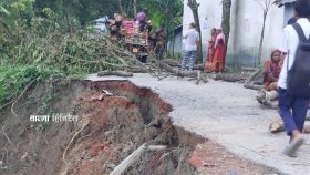 টানা বৃষ্টিতে সড়ক ভেঙে নদীতে, ৩০ পরিবারের ঘরবাড়ি ধসে পড়ার শঙ্কা