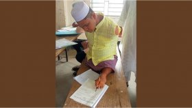 পায়ের আঙুলে লিখে আলিম পাস করলেন রাসেল