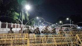 রাষ্ট্রপতির পদত্যাগ দাবি: বঙ্গভবনের সামনে দ্বিতীয় দিন যা ঘটলো
