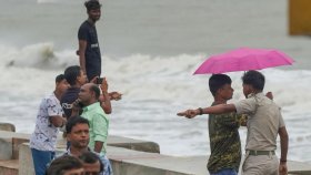 আজ রাতেই আছড়ে পড়বে ঘূর্ণিঝড় ‘দানা’