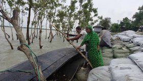 ‘দানা’ থেকে একমাত্র উপার্জনের মাধ্যম নৌকা রক্ষায় ব্যস্ত জেলেরা