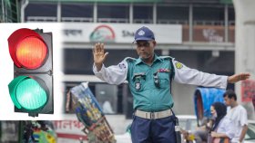লাল-সবুজ বাতি নিয়ে ফিরছে ট্রাফিক পুলিশ