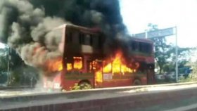 কুড়িল বিশ্বরোডে বাসে আগুন