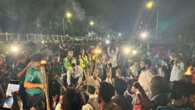 বঙ্গভবনের সামনে মশাল মিছিল নতুন উপদেষ্টার বিরুদ্ধে