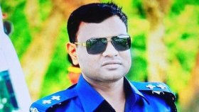দোকানে বসে ঘুষের টাকা গুনে নেওয়া পুলিশ কর্মকর্তা ক্লোজড