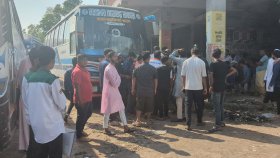 বাড়তি ভাড়া নেওয়ার প্রতিবাদে শিক্ষার্থীদের বাস টার্মিনাল অবরোধ