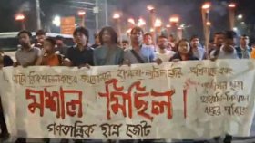 রিকশাচালকদের ওপর লাঠিচার্জের প্রতিবাদে গণতান্ত্রিক ছাত্রজোটের মশাল মিছিল