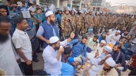 প্রথম আলো কার্যালয়ের সামনে জিয়াফত কর্মসূচি