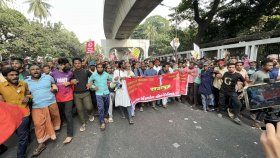 শহীদ মিনারে যাচ্ছেন ব্যাটারিচালিত রিকশাচালকরা
