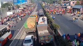 বকেয়া বেতনের দাবিতে গাজীপুরের কালিয়াকৈরে মহাসড়ক অবরোধ