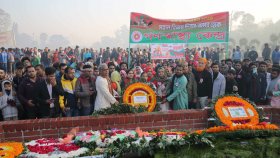 বীর শহীদদের প্রতি শ্রদ্ধা জানাতে জাতীয় স্মৃতিসৌধে মানুষের ঢল
