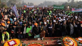 বিজয়ের দিনে শ্রদ্ধার ফুলে বীর শহীদদের স্মরণ