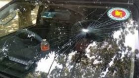 বিজয় দিবসের অনুষ্ঠানে দেরিতে আসায় ইউএনওর গাড়ি ভাঙচুর