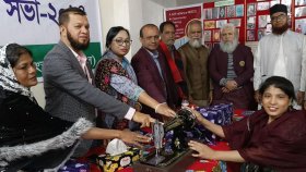 ছয় মাস প্রশিক্ষণ শেষে প্রতিবন্ধীদের মাঝে সেলাই মেশিন বিতরণ