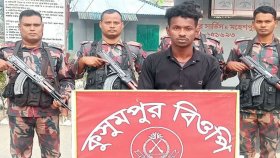 সীমান্তে গোলাপবাগানে লুকিয়ে থাকা ভারতীয় নাগরিক আটক
