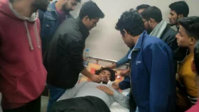 জবির অনশনরত ১৪ শিক্ষার্থী অসুস্থ হয়ে হাসপাতালে 