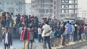 রাস্তা পারাপার নিয়ে শ্রমিকদের সঙ্গে শিক্ষার্থীদের বাগবিতণ্ডা-সংঘর্ষ, মহাসড়ক অবরোধ