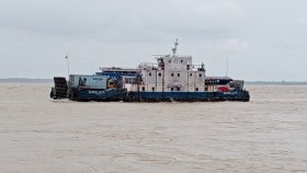 কেটেছে কুয়াশা, চলছে ফেরি