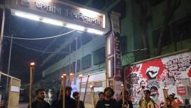 ইবতেদায়ি শিক্ষকদের ওপর পুলিশি হামলার প্রতিবাদে জবিতে মশাল মিছিল