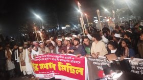 ইবতেদায়ি শিক্ষকদের ওপরে হামলার প্রতিবাদে ঢাবিতে মশাল মিছিল