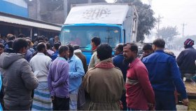 কাভার্ডভ্যানের চাপায় মোটরসাইকেলের দুই আরোহী নিহত