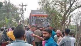 বাগেরহাটে বাসচাপায় প্রাণ গেলো ভাইবোনের
