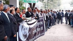প্রশাসন থেকে ‘শেখ হাসিনার দোসরদের’ সরাতে এক মাসের আল্টিমেটাম