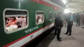 ৭ ঘণ্টা পর ছাড়লো ট্রেন, স্বস্তির নিশ্বাস যাত্রীদের