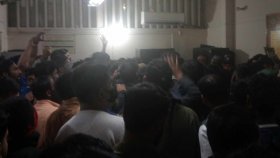 কমলাপুরে স্টেশন মাস্টারকে অবরুদ্ধ করেছে যাত্রীরা