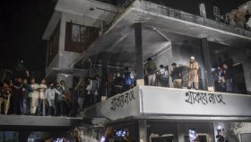 আজাদি আজাদি স্লোগানে মুজিবের বাড়িতে ভাঙচুর-আগুন