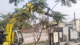 পটুয়াখালীতে গুঁড়িয়ে দিয়েছে মুজিবের ৩ ম্যুরাল