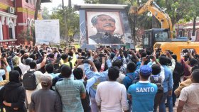 সাবেক প্রতিমন্ত্রী শাহরিয়ারের বাড়িতে আগুন, বঙ্গবন্ধুর ম্যুরাল গুঁড়িয়ে উচ্ছ্বাস
