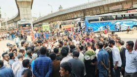 ‘যত্রতত্র’ যাত্রী উঠানোর দাবিতে পরিবহন শ্রমিকদের বিক্ষোভ