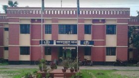 নামাজরত কিশোরীকে ছুরিকাঘাত করলো কিশোর