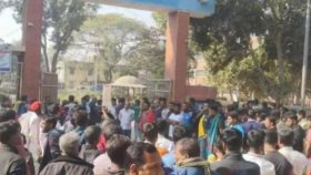 চাঁদাবাজির অভিযোগে দুই ছেলেসহ বিএনপি নেতা আটক, ছাড়িয়ে নিতে থানার সামনে বিক্ষোভ