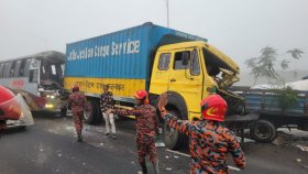 ঘনকুয়াশায় ঢাকা-মাওয়া এক্সপ্রেসওয়েতে ৪ যানবাহনের সংঘর্ষ, আহত ১৫