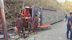 পাহাড়ে ধাক্কা দিয়ে উল্টে গেলো যাত্রীবাহী বাস