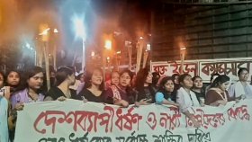 ধর্ষকের শাস্তির দাবিতে ইডেন কলেজ ছাত্রীদের মশাল মিছিল