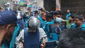 কাঠগড়ায় দাঁড়িয়ে থাকতে না পেরে চেয়ার চাইলেন আমু